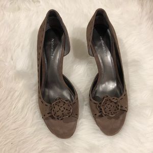 Naturalized peep-toe shoe-new